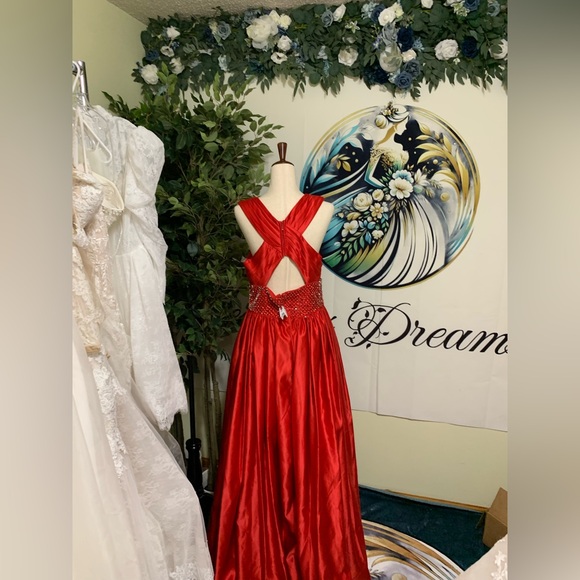 Sherri Hill 51621 Red Gown with Crisscross Bodice Size 14 - Picture 3 of 7